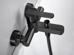 Robinet de baignoire avec douche à main. Le robinet est composé d'un corps principal en métal noir mat, offrant un aspect élégant et moderne. GARANTIE 5 ANS, LIVRAISON OFFERTE 5 à 6 Jours